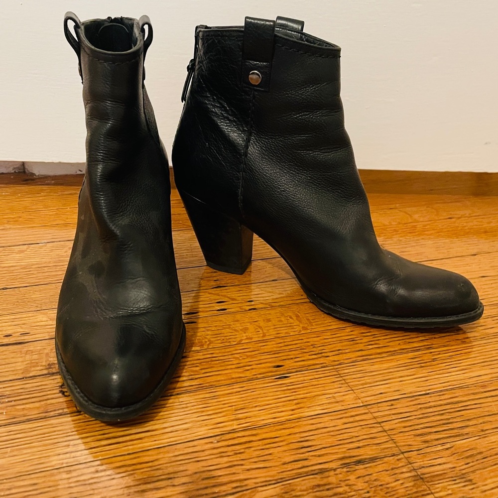 Stuart Weitzman booties size 7.5!